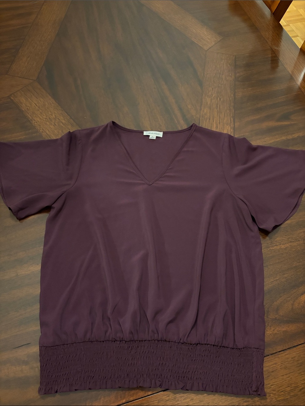 Calvin Klein Short Sleeve V-Neck Blouson Top in Plum size M